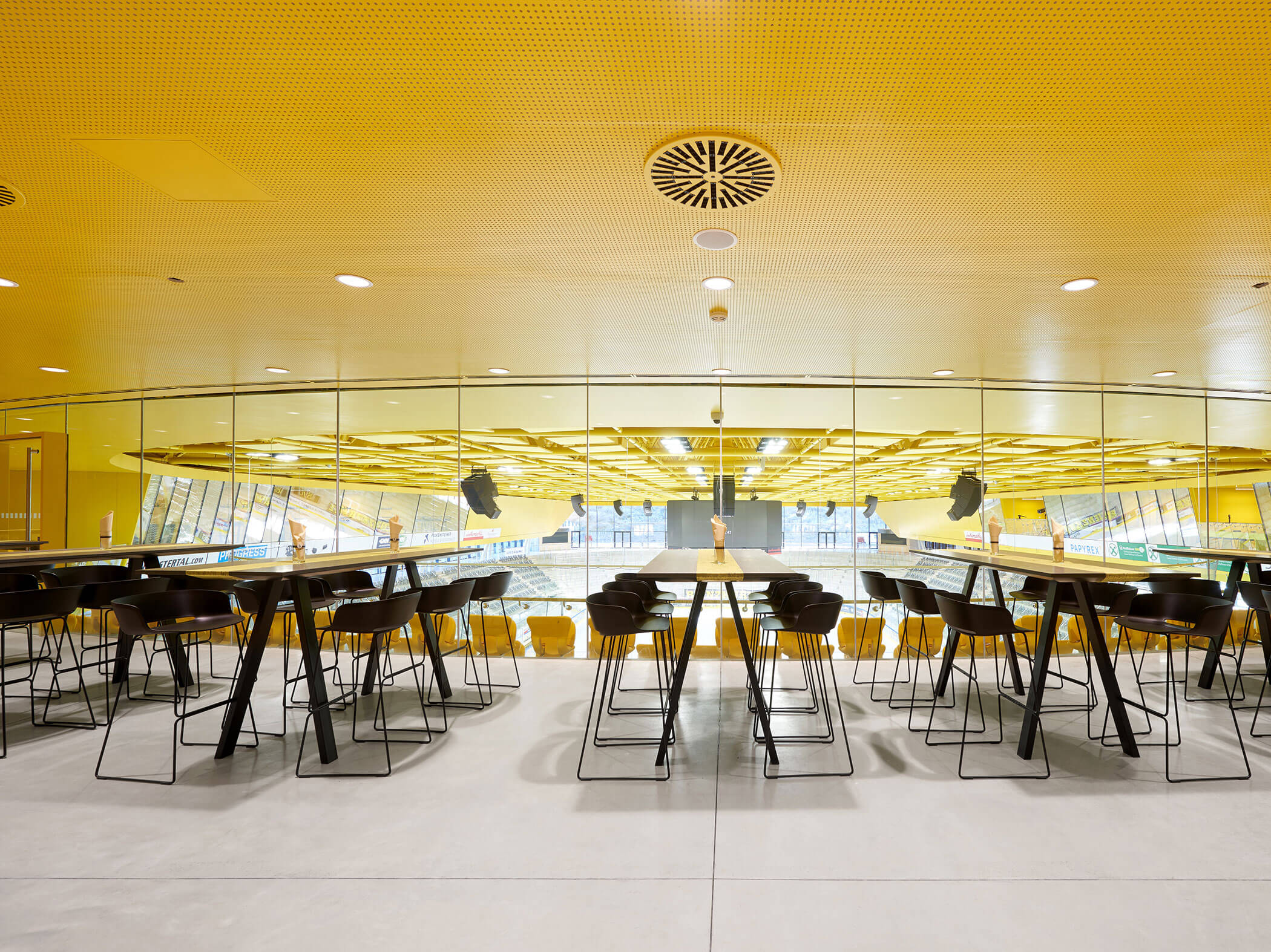 Wolves Busienss Club mit Blick aufs Eis
