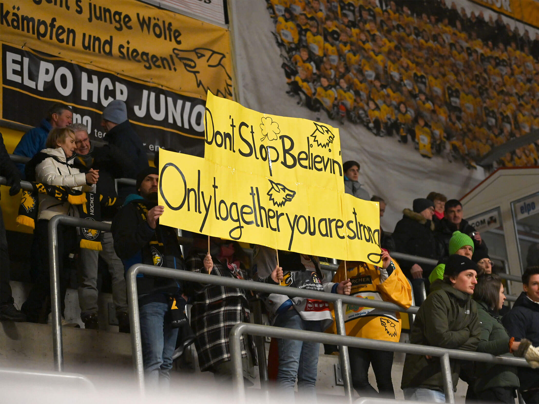 Fans mit Bannern